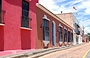 CIUDAD BOLIVAR. Sul lato sud di Plaza Bolivar in sequenza l'edificio rosso della Posada Amor Patrio, la Casa Parroquial e il Palazzo signorile