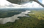 VERSO CANAIMA. Dall'aereo ultraleggero vista su questa grande distesa d'acqua che dalle mappe sembra essere l'Embalse de Guri