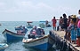 PARCO NAZIONALE MORROCOY. Chichiriviche - il molo delle barche: i turisti attendono una lancia per raggiungere le isole