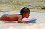 PLAYUELA. Una bimba con il suo surf qui non corre decisamente pericolo