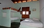 PARCO NAZIONALE HENRI PITTIER. Posada La Parchita a Puerto Colombia - ogni camera all'interno è dipinta con un colore diverso