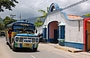 PUERTO COLOMBIA. Il bus che arriva a Choronì-Puerto Colombia: sullo sfondo si prepara un acquazzone