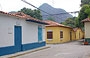 PUERTO COLOMBIA. Camminando per le vie del villaggio - edifici colorati sullo sfondo delle alture del Parco Nazionale Henri Pittier