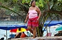 PLAYA CEPE. Ancora osserviamo il passaggio in spiaggia: una signora venezuelana cattura la nostra attenzione
