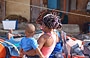 PUERTO COLOMBIA. Al porticciolo attendiamo la lancia per Playa Chuao - osserviamo la pettinatura di una giovane donna con il suo bimbo