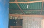 CHUAO. Mi affaccio all'interno di questa semplice e spartana abitazione: tetto in onduline di plastica, pavimento di cemento, mobili spartani