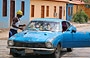 CHUAO. Un giovane venezuelano mostra muscoli, un'auto sgangherata di un azzurro raggiante e cianfrusaglie a suon di musica