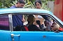 CHUAO. Ancora il bullo venezuelano parlotta con amici - vedete quanti pupazzi nell'auto?