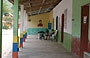 CHUAO. Sotto questi portici, di fronte al sagrato della cattedrale, si trova un negozietto  e La Cueva del Cacao - in fondo il dipinto di Simon Bolivar