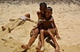 PLAYA GRANDE. Bambini venezuelani rotolano sulla sabbia