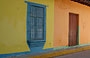 CHORONI'. I vivaci colori delle pareti degli edifici coloniali