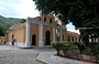 CHORONI'. Iglesia de Santa Clara si affaccia su l'ombrosa Plaza Bolivar