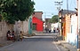 PUERTO COLOMBIA. Le vie del villaggio sono ravvivate da edifici di colore rosso intenso