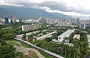 UCV CARACAS. Nel cuore della città come un'isola - sullo sfondo Caracas da Plaza Venezuela a Sabana Grande, in primo piano la città universitaria fino allo Stadio Olimpico e alla Facoltà di Architettura (l'edificio blu a destra)
