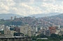 CARACAS. La città è cresciuta in forma verticale mentre sulle montagne e sulle colline circostanti si percepiscono estesi barrios
