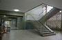 UCV CARACAS. Facultad de Humanidades y Educacìon - l'eleganza e la leggerezza delle scale in cemento armato a sbalzo dal setto centrale