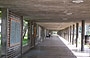 UCV CARACAS. Le gallerie ed i percorsi coperti sono attrezzati con lavagne - qui gli studenti possono studiare e confrontarsi all'aperto all'ombra del sole e al riparo dalla pioggia