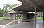UCV CARACAS. Plaza Cubierta - coperture in cemento che si intersecano, patii, schermi traforati, murali e sculture di artisti creano un piacevole ambiente di vita e di incontro