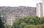 CARACAS. I fianchi delle colline della metropoli sudamericana sono letteralmente divorate da moderne urbanizaciones e fatiscenti barrios 