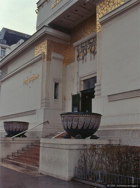 L'AREA DEL RING - L'ingresso dell'edificio della Secessione: le porte di accesso e la cupola furono disegnate da Klimt