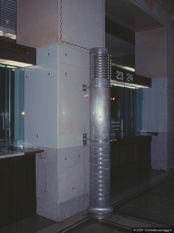L'AREA DEL RING - Postsparkassenamt - particolare dei radiatori ad aria calda in alluminio della sala cassa