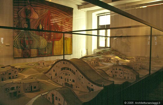 VIENNA TRA IL RING E IL GURTEL  - Sala espositiva della KunstHaus Wien - particolare di un modello di architettura di Hundertwasser 
