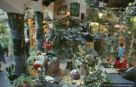 LANDSTRASSE E IL BELVEDERE - Hundertwasserhaus - la corte-giardino interna su cui si affacciano i negozi
