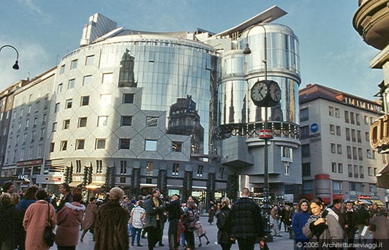 L'INNERE STADT - Il grande bow-window semicircolare lucente della Haas Haus opera di Hans Hollein 