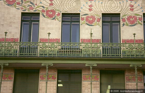 VIENNA TRA IL RING E IL GURTEL - Majolika-haus - Particolare dei motivi floreali della facciata