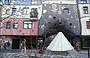 LANDSTRASSE E IL BELVEDERE. Hundertwasserhaus - l'ingresso informazioni con il pavimento irregolare secondo la visione dell'architettura di Hundertwasser
