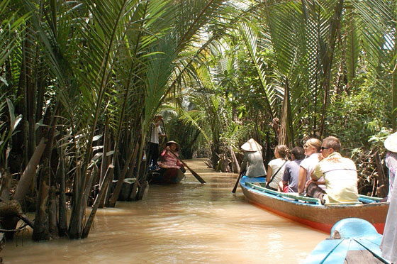 DELTA DEL MEKONG - Attraversiamo con piccole imbarcazioni in legno i canali tra la lussureggiante vegetazione della provincia di Ben Tre