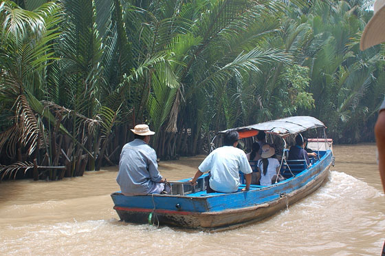 BEN TRE - Continua l'escursione in barca lungo gli innumerevoli canali che si diramano dalla foce del grande fiume Mekong