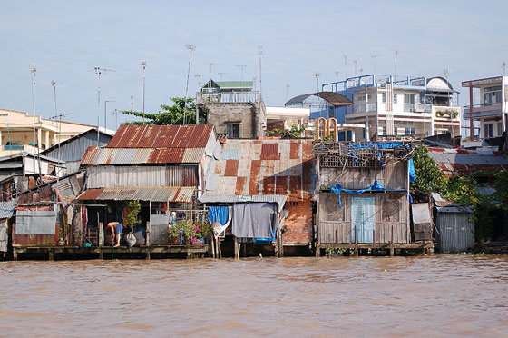 DELTA DEL MEKONG - Sulle rive del fiume si affacciano numerose palafitte di lamiera