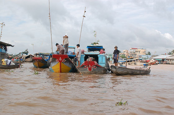 DELTA DEL MEKONG - Mercato galleggiante di Cai Rang: le variopinte imbarcazioni risaltano sull'acqua melmosa e si stagliano sul cielo terso