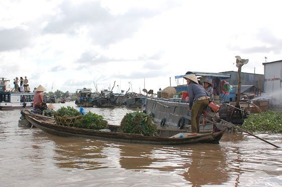 DELTA DEL MEKONG - Ortaggi sulle barche del mercato galleggiante di Cai Rang