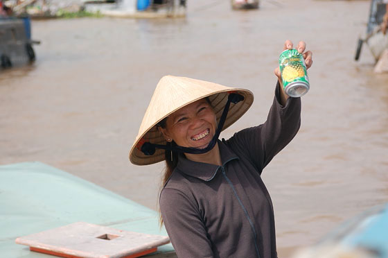 DELTA DEL MEKONG - Mercato galleggiante di Cai Rang: i venditori di frutta e di bibite si avvicinano alle barche dei turisti 