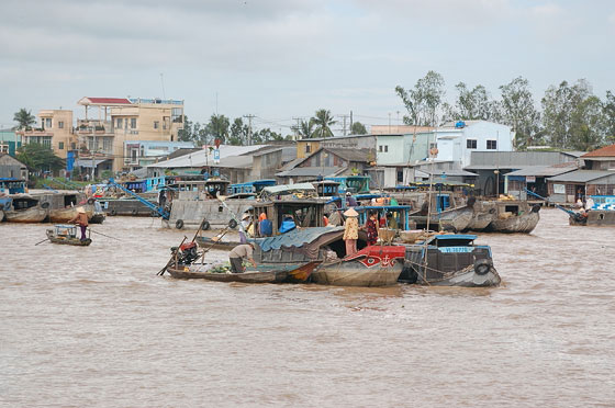 DELTA DEL MEKONG - Mercato galleggiante di Cai Rang: gruppi di battelli ormeggiati e sullo sfondo la città