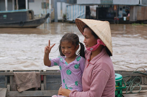 CAI RANG - Una bambina ci saluta felice dalla sua barca