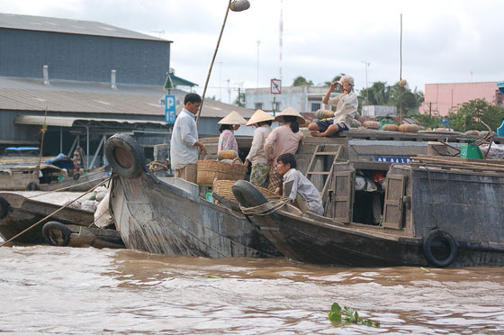 CAI RANG - Il mercato galleggiante si svolge lungo le sponde di ampi tratti di fiume