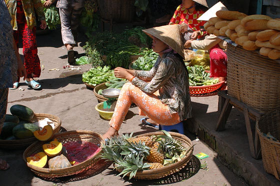 DELTA DEL MEKONG - Mercato cittadino di Cai Rang: una colorata composizione di frutta, ortaggi e pane