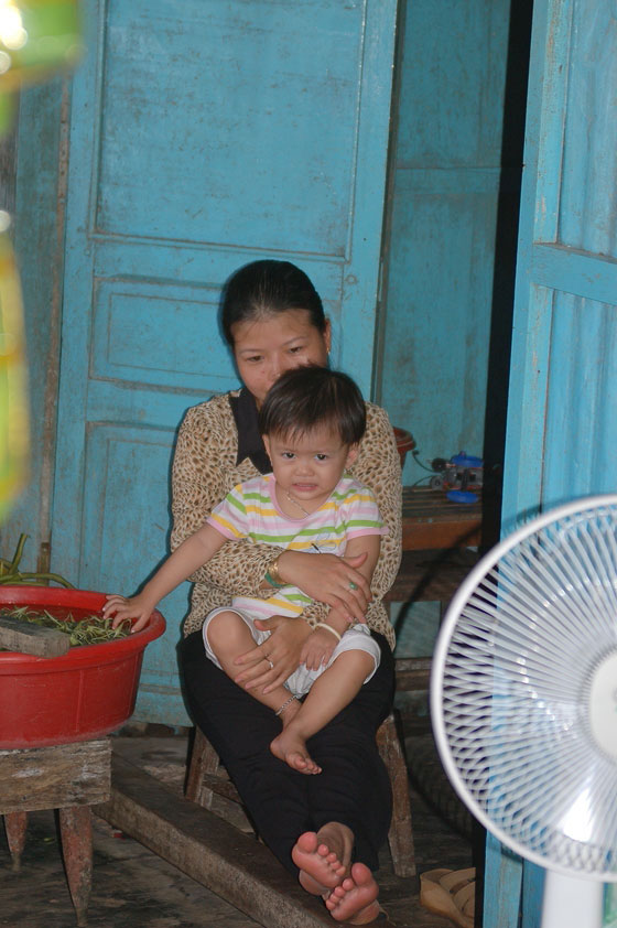 DELTA DEL MEKONG - Una madre e il suo piccolo al mercato cittadino di Cai Rang