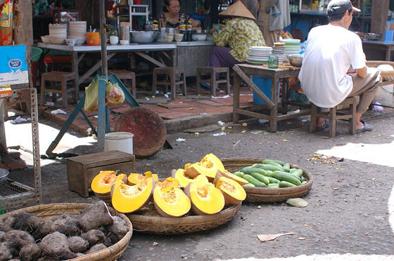 CAI RANG - Meloni, tuberi e ortaggi nelle ceste al mercato cittadino
