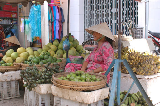 CAI RANG - Un'allegra venditrice di frutta al mercato cittadino
