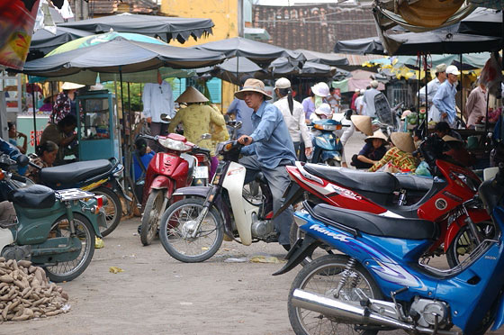 DELTA DEL MEKONG - Quanti motorini al mercato cittadino di Cai Rang!