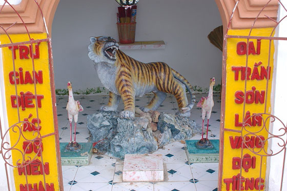 DELTA DEL MEKONG - Villaggio nei dintorni di Cai Rang: in questo piccolo tabernacolo la tigre e le fenici sono animali sacri e simbolici
