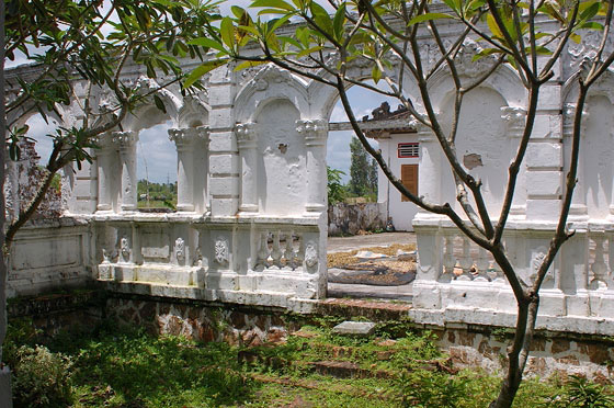 DELTA DEL MEKONG - Villaggio nei dintorni di Cai Rang: le pareti bianco candido della porzione abbandonata del tempio 