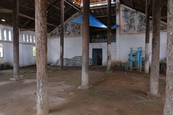DELTA DEL MEKONG - La struttura lignea del tempio semiabbandonato del villaggio