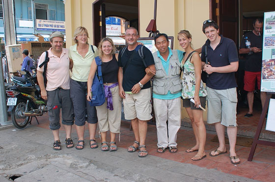DELTA DEL MEKONG - Cantho: foto di gruppo davanti al ristorante Nam Bo