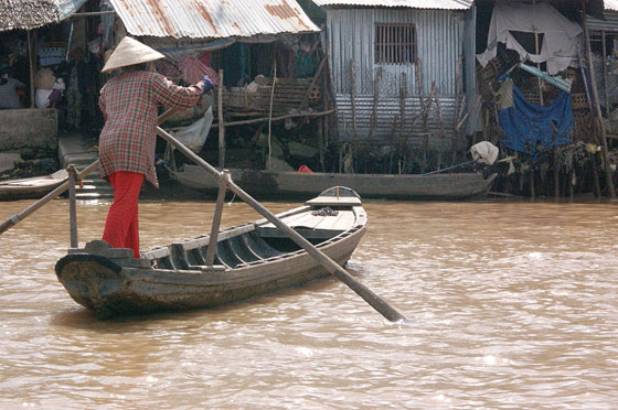 DELTA DEL MEKONG - Rientro a Saigon: ancora barche, donne che remano, il lento scorrere della vita sul fiume