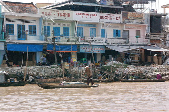 DELTA DEL MEKONG - Tornando a Saigon in barca incontriamo vari villaggi
